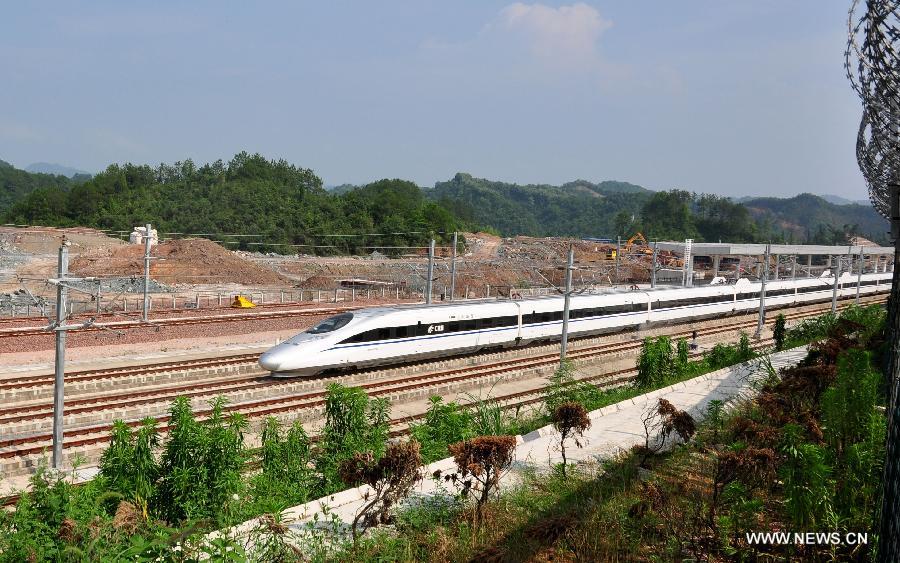 The 852-kilometer-long railway line connecting Hefei and Fuzhou was put into a trial operation on Monday.