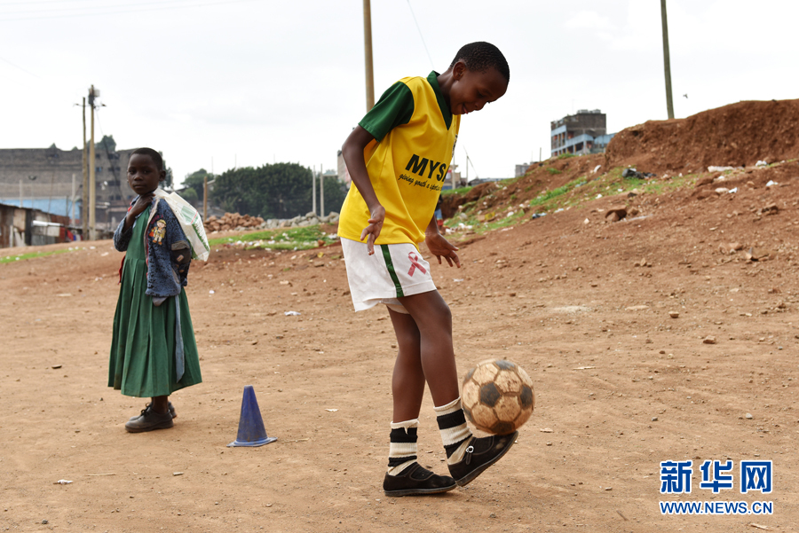 肯尼亚北京小学里的女子足球队-中国学网-中国