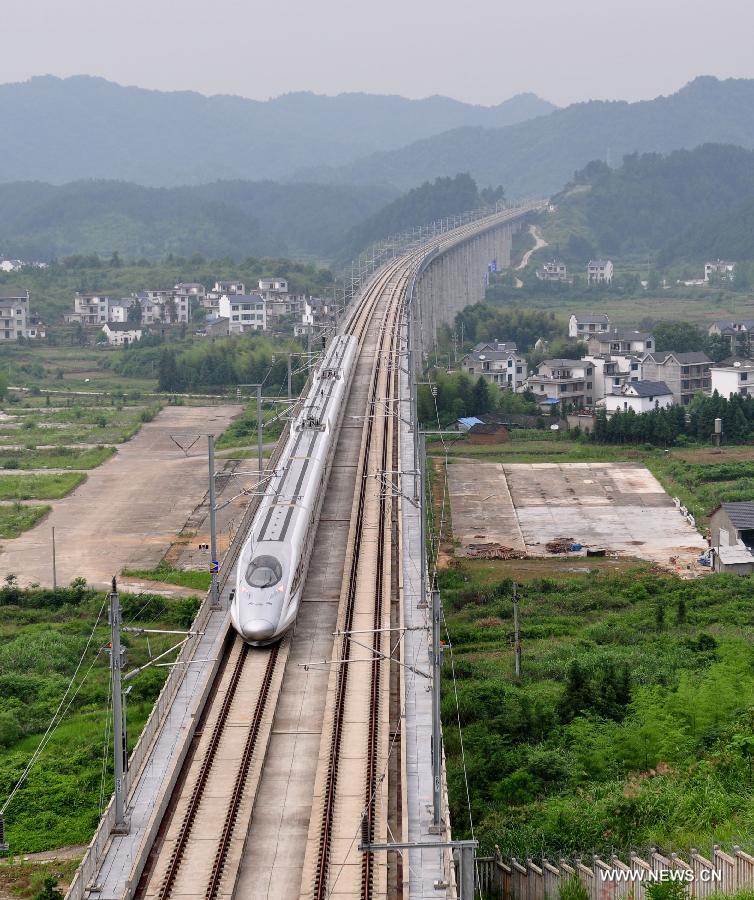 The 852-kilometer-long railway line connecting Hefei and Fuzhou was put into a trial operation on Monday.