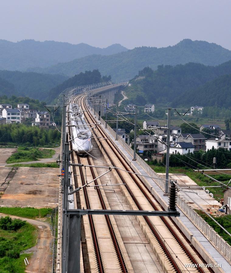 The 852-kilometer-long railway line connecting Hefei and Fuzhou was put into a trial operation on Monday.