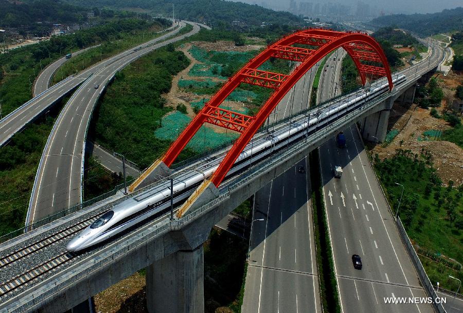 The 852-kilometer-long railway line connecting Hefei and Fuzhou was put into a trial operation on Monday.