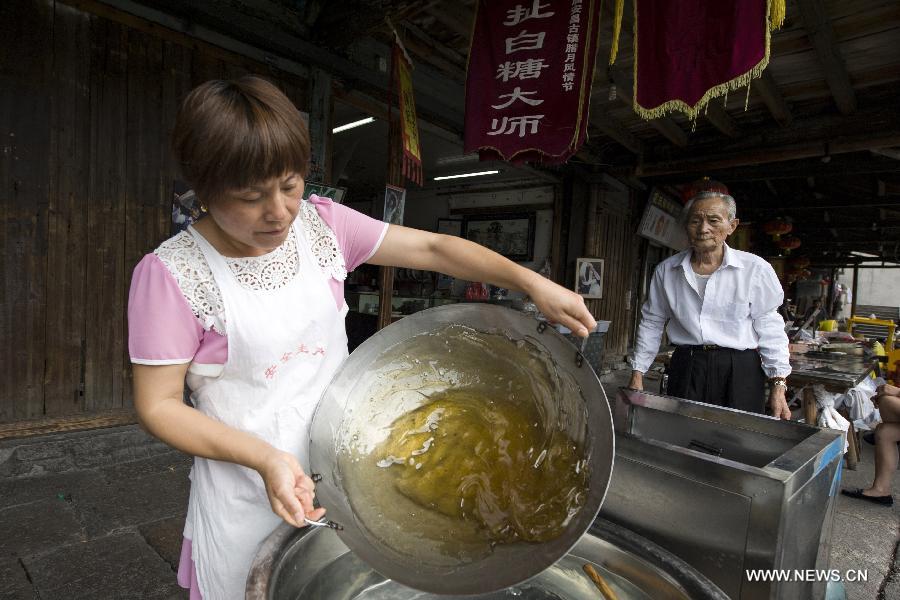 Chen Jinshui, who is more than 80 years old and learned the sugar-pulling technique from 13 years old, is always a highlight as he showcases his sugar-pulling technique, an intangible culture heritage, in Anchang. 