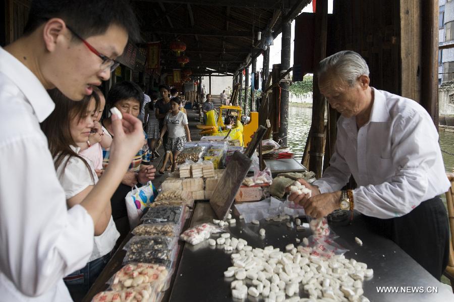Chen Jinshui, who is more than 80 years old and learned the sugar-pulling technique from 13 years old, is always a highlight as he showcases his sugar-pulling technique, an intangible culture heritage, in Anchang. 