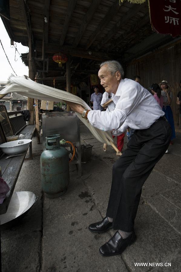 Chen Jinshui, who is more than 80 years old and learned the sugar-pulling technique from 13 years old, is always a highlight as he showcases his sugar-pulling technique, an intangible culture heritage, in Anchang.