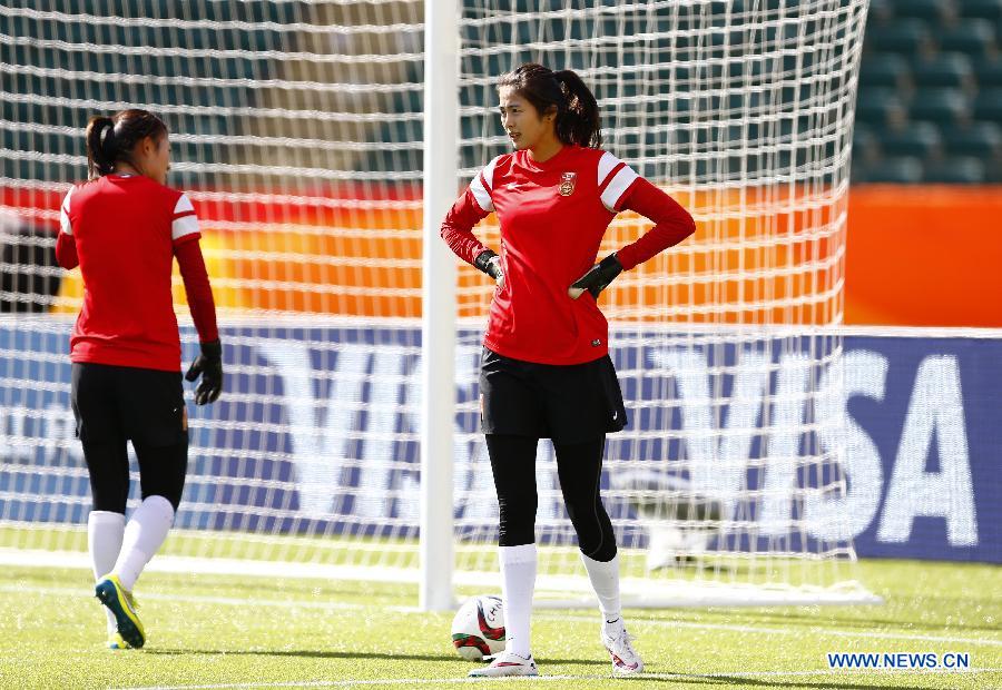 China's Zhao Lina (R) attends a training session at the Commonwealth Stadium in Edmonton, Canada, June 5, 2015.