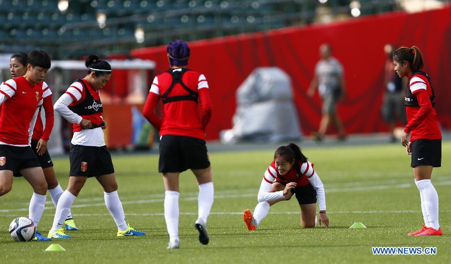 China's Wu Haiyan (2nd R) attends a training session at the Commonwealth Stadium in Edmonton, Canada, June 5, 2015. 