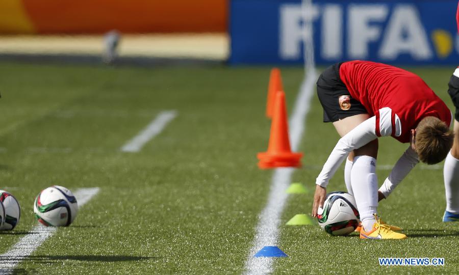 China's Pang Fengyue attends a training session at the Commonwealth Stadium in Edmonton, Canada, June 5, 2015. 