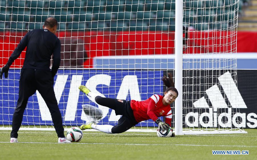 China's goalkeeper Wang Fei (R) attends a training session at the Commonwealth Stadium in Edmonton, Canada, June 5, 2015. 