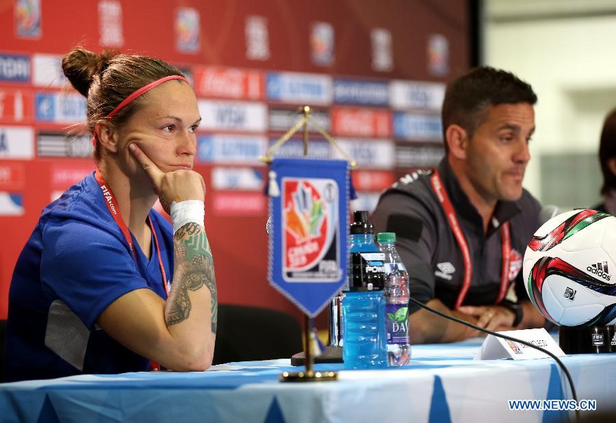 Canada's goalkeeper Erin McLeod (L) and head coach John Herdman attend the press conference in the Commonwealth Stadium one day ahead of the opening match with China at the 2015 FIFA Women's World Cup in Edmonton, Canada, June 5, 2015. 