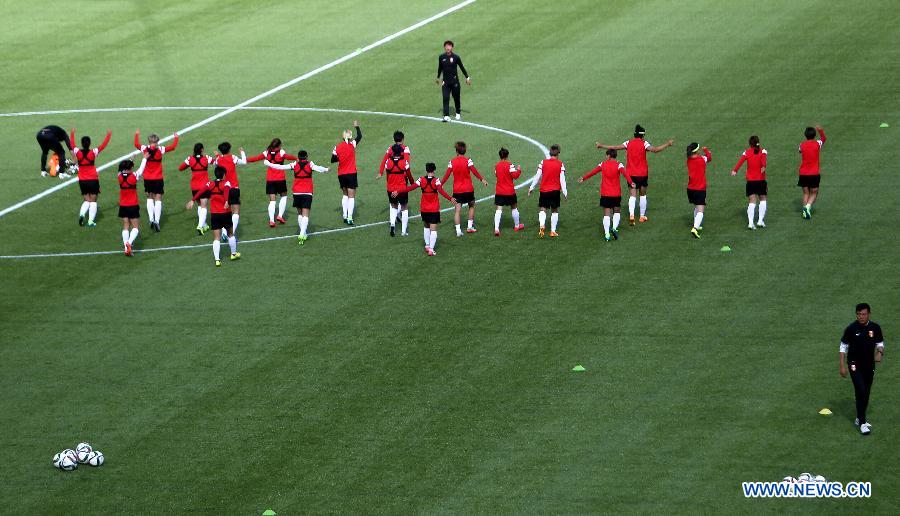 China's players attend a training session at the Commonwealth Stadium in Edmonton, Canada, June 5, 2015. 