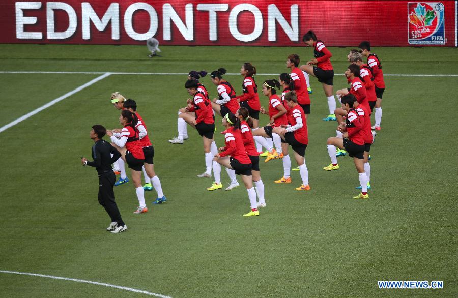 China's players attend a training session at the Commonwealth Stadium in Edmonton, Canada, June 5, 2015. 