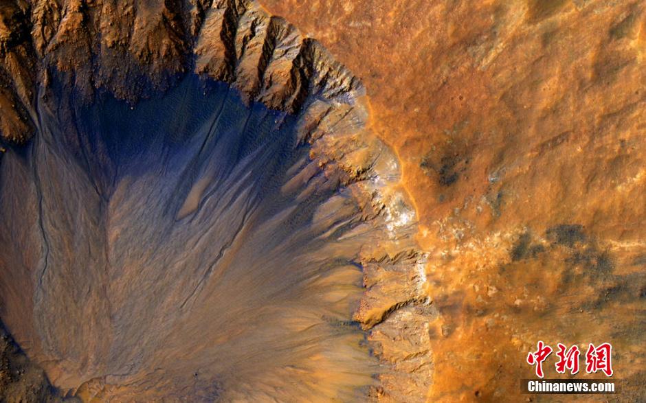 A photo recently released by the U. S. space agency NASA shows a new meteor crater on Mars.