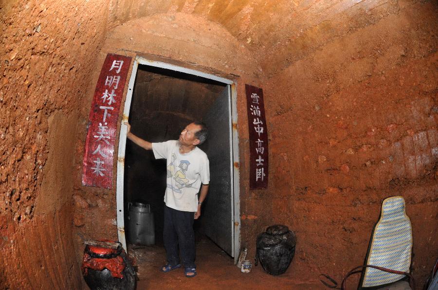 CHINA-HUNAN-ELDER-CAVE HOUSE(CN)