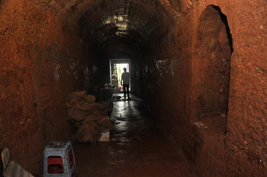 CHINA-HUNAN-ELDER-CAVE HOUSE(CN)