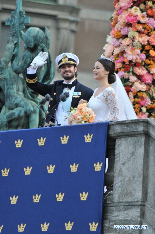 Sweden's Prince Carl Philip and Princess Sofia greet the people after their wedding ceremony at Stockholm Palace in Stockholm, Sweden, June 13, 2015.