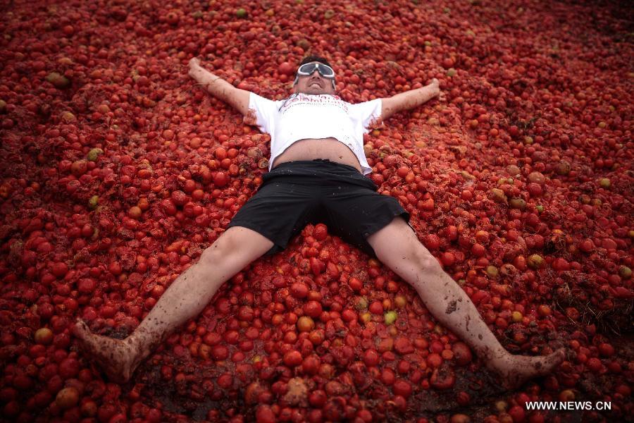 A man takes part in the 9th edition of the 'Colombian Tomatina', in Sutamarchan municipality, Boyaca department, Colombia, June 7, 2015.