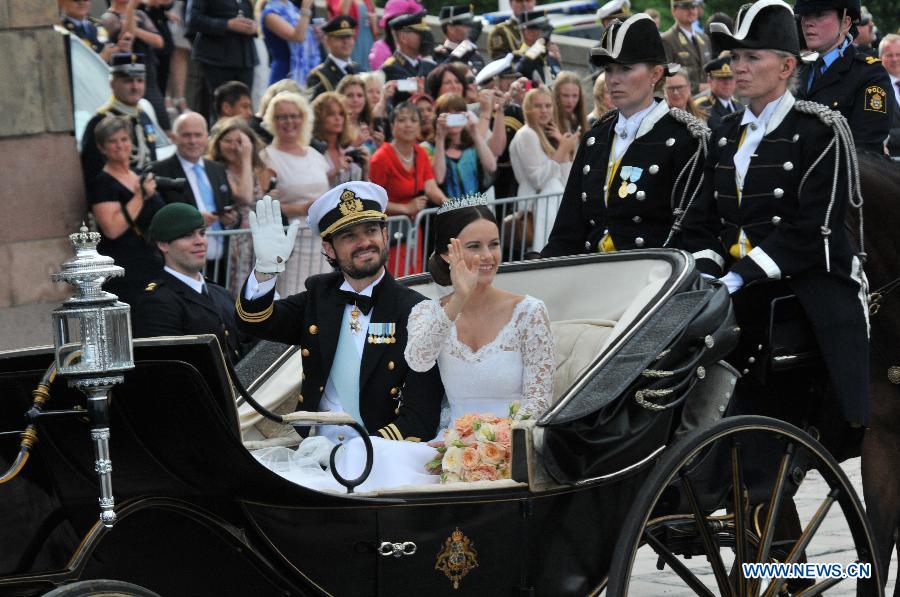 Sweden's Prince Carl Philip and Princess Sofia in the carriage greet the people after their wedding ceremony at the Royal Chapel in Stockholm, Sweden, June 13, 2015.