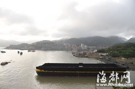 A large container ship is seen at a port in Fujian province. (Photo/www.Nhaidu.com)