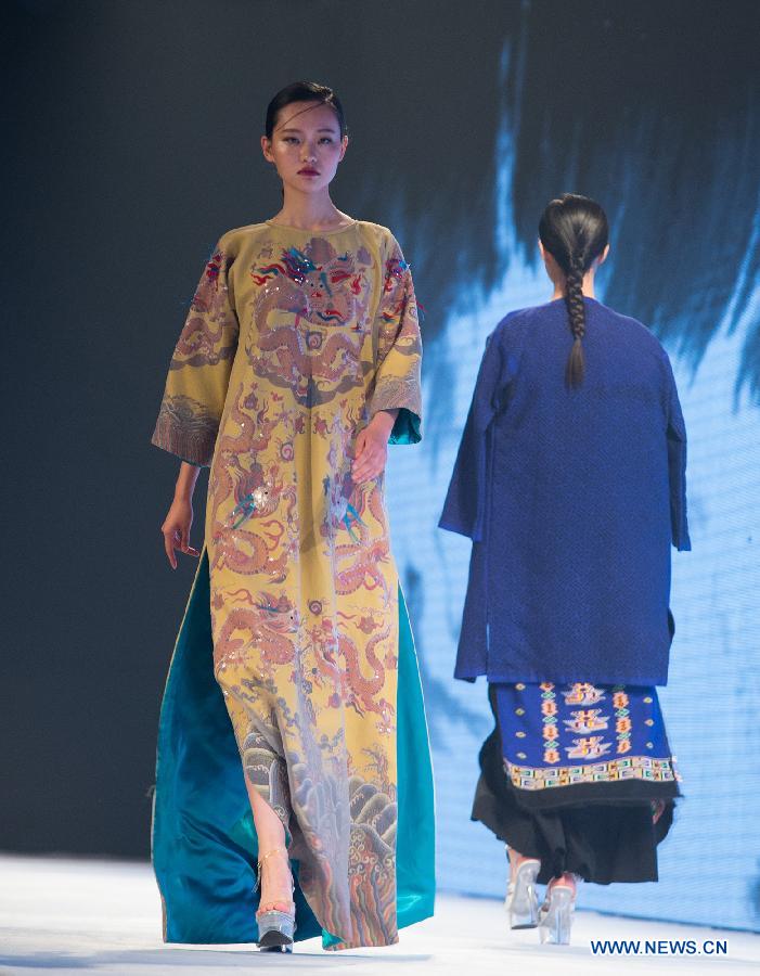 #CHINA-WUHAN-GRADUATES-FASHION SHOW(CN)