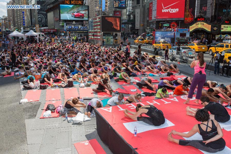 People across world practice yoga on Int'l Yoga Day