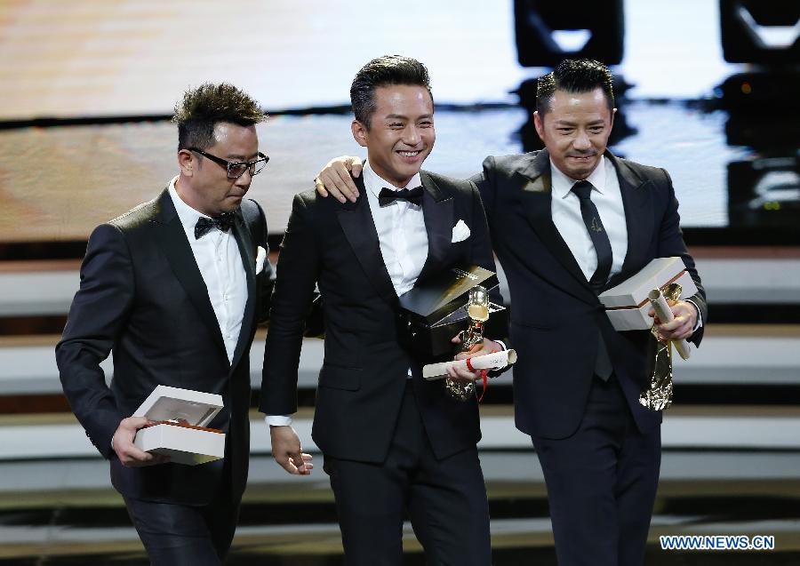 Actor Deng Chao(C), Duan Yihong (R) and Guo Tao win the Jinjue Award for Best Actor during the awarding ceremony of the Shanghai International Film Festival, in Shanghai, east China, June 21, 2015. 