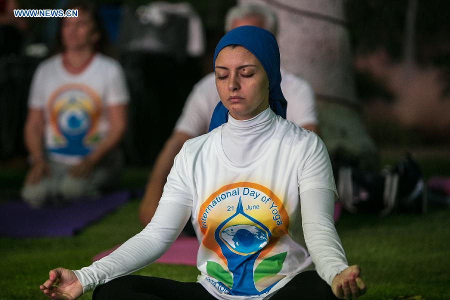 People across world practice yoga on Int'l Yoga Day