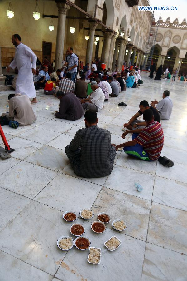 Egyptians gather to have a fast-breaking iftar meal at Al-Azhar Mosque in Cairo, Egypt, on June 22, 2015.