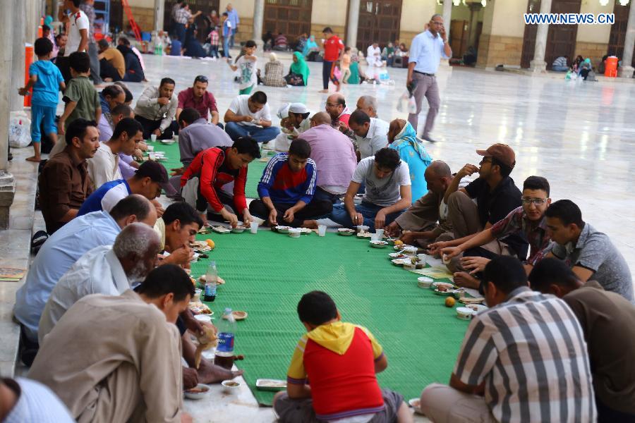 Egyptians gather to have a fast-breaking iftar meal at Al-Azhar Mosque in Cairo, Egypt, on June 22, 2015. 