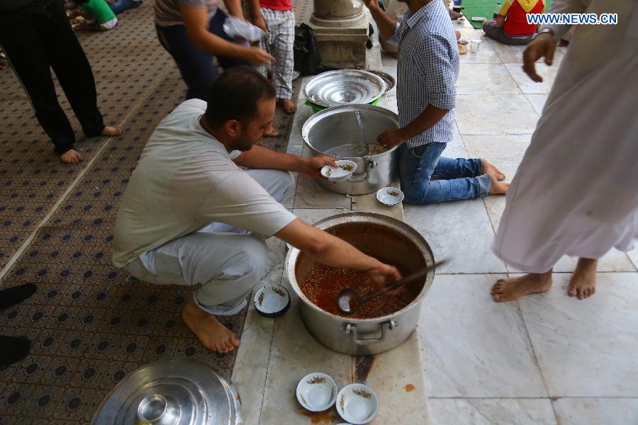 An Egyptian volunteer prepares food for a fast-breaking iftar meal at Al-Azhar Mosque in Cairo, Egypt, on June 22, 2015. 