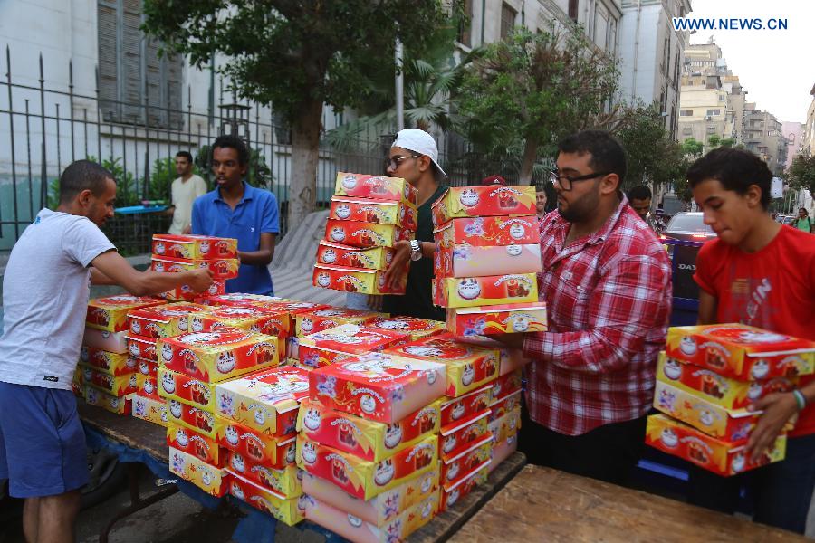 Egyptian volunteers prepare for a charity banquet offered to the poor in Cairo, Egypt, on June 22, 2015. 