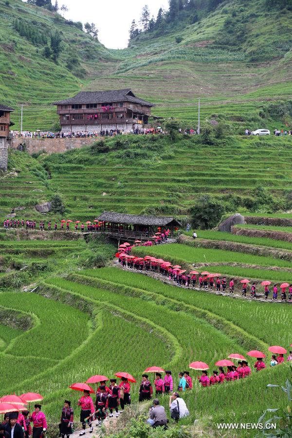 Local Hong Yao peole, a branch of Yao ethnic group who favor red clothes, gathered to celebrate a traditional red clothes fair here on Monday. 