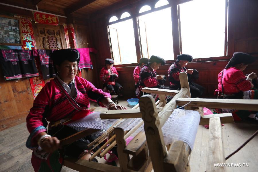 Local Hong Yao peole, a branch of Yao ethnic group who favor red clothes, gathered to celebrate a traditional red clothes fair here on Monday. 