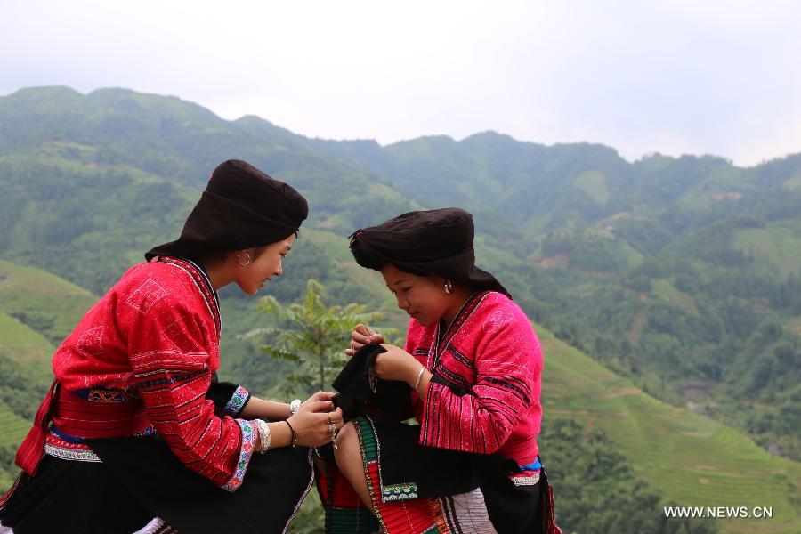 Local Hong Yao peole, a branch of Yao ethnic group who favor red clothes, gathered to celebrate a traditional red clothes fair here on Monday. 