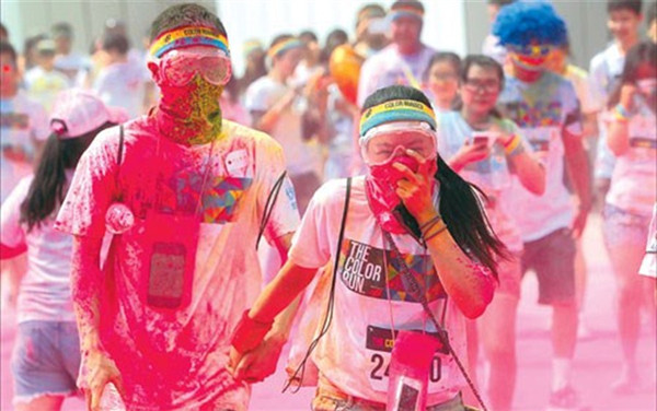 This file photo shows a couple covered in powder taking part in last year’s Color Run in Shanghai. The Shanghai Oriental Sports Center has withdrawn from this year’s event citing safety concerns in the wake of the deadly inferno at a Taiwan water park. (Photo/Dong Jun) 