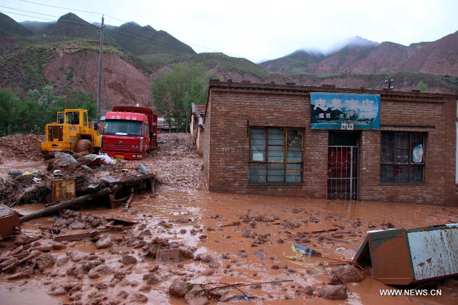 Landslide hits Hongsiwan Town of Sunan County, northwest China's Gansu Province, July 4, 2015.