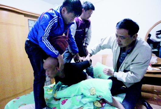 山东:团伙约酒水女上床 发生关系时吐血诈死