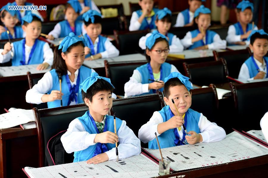 Children study calligraphy in a summer class provided free of charge by a community in Hefei, capital of east China's Anhui Province, July 9, 2015.