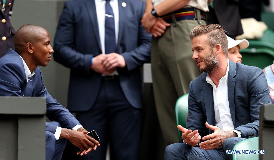 Ashley Young (L) and former England footballer David Beckham are seen during the men's singles quarterfinal match between Britain's Andy Murray and Canada's Vasek Pospisil at the 2015 Wimbledon Championships in Wimbledon, southwest London, July 8, 2015. 