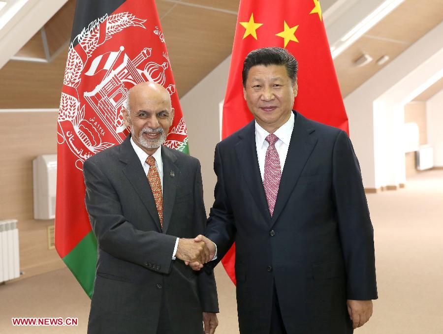 Chinese President Xi Jinping (R) shakes hands with his Afghan counterpart Ashraf Ghani in Ufa, Russia, July 10, 2015.