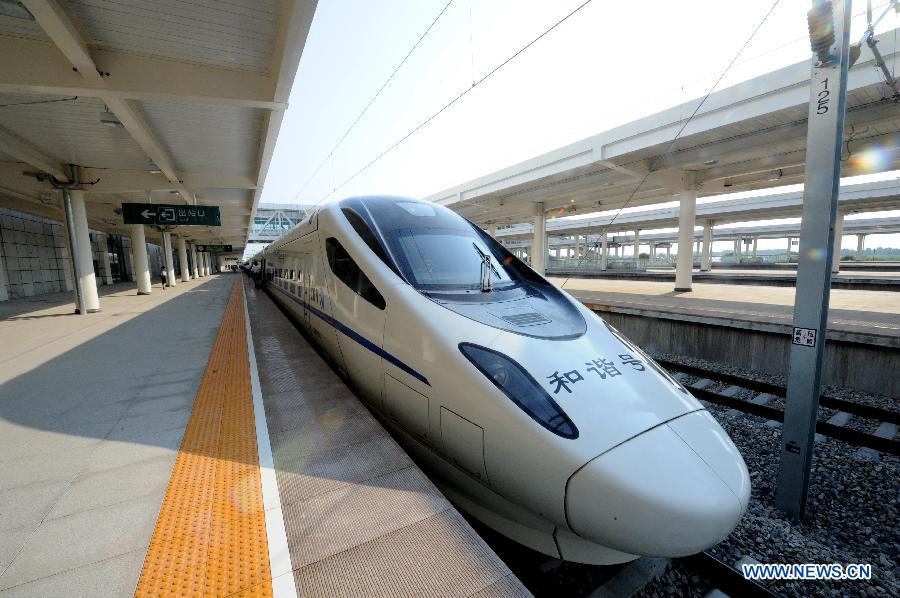 The trial high-speed train D5001 arrives at the Qiqihar South Railway Station in Qiqihar, northeast China's Heilongjiang Province, July 13, 2015. 