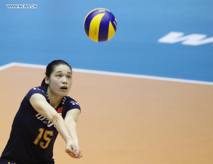 Lin Li of China saves the ball during their match against Japan at the 2015 FIVB Volleyball World Grand Prix in Saitama, Japan, July 12, 2015.