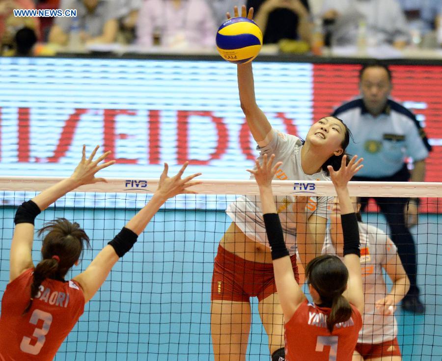 Yuan Xinyue (top) of China competes during their match against Japan at the 2015 FIVB Volleyball World Grand Prix in Saitama, Japan, July 12, 2015. 