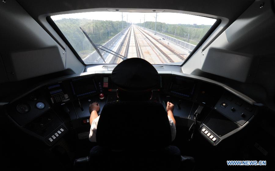 Driver drives the trial high-speed train D5001 to return to Harbin, capital of northeast China's Heilongjiang Province, July 13, 2015. 