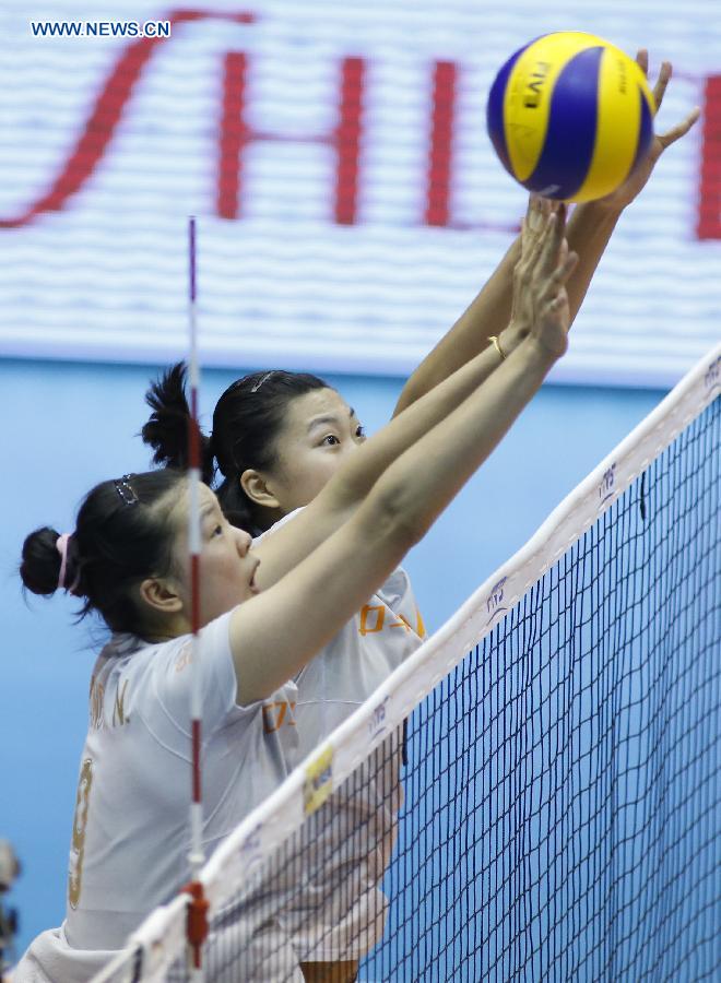 Zhang Changning (L) and Yuan Xinyue of China block the ball during their match against Japan at the 2015 FIVB Volleyball World Grand Prix in Saitama, Japan, July 12, 2015. 