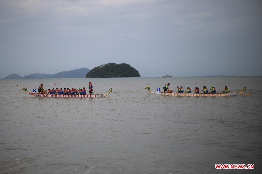 Athletes participate in a competition during the first festal event of Chinese dragon boat racing in Panama City, Panama, on July 12, 2015. The event attracted hundreds of people to join in. 