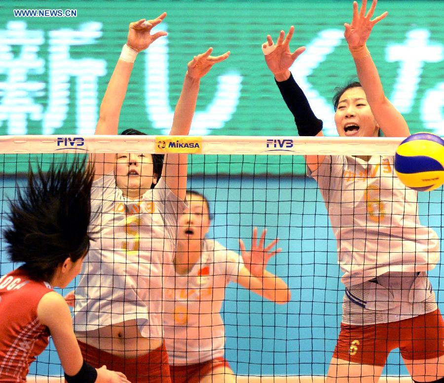 Shen Jingsi and Yang Junjing (R) of China compete during their match against Japan at the 2015 FIVB Volleyball World Grand Prix in Saitama, Japan, July 12, 2015.