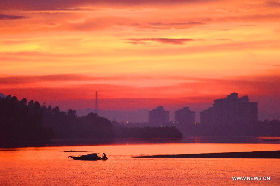 Photo taken on July 13, 2015 shows sunglow in Qionghai of south China's Hainan Province. 