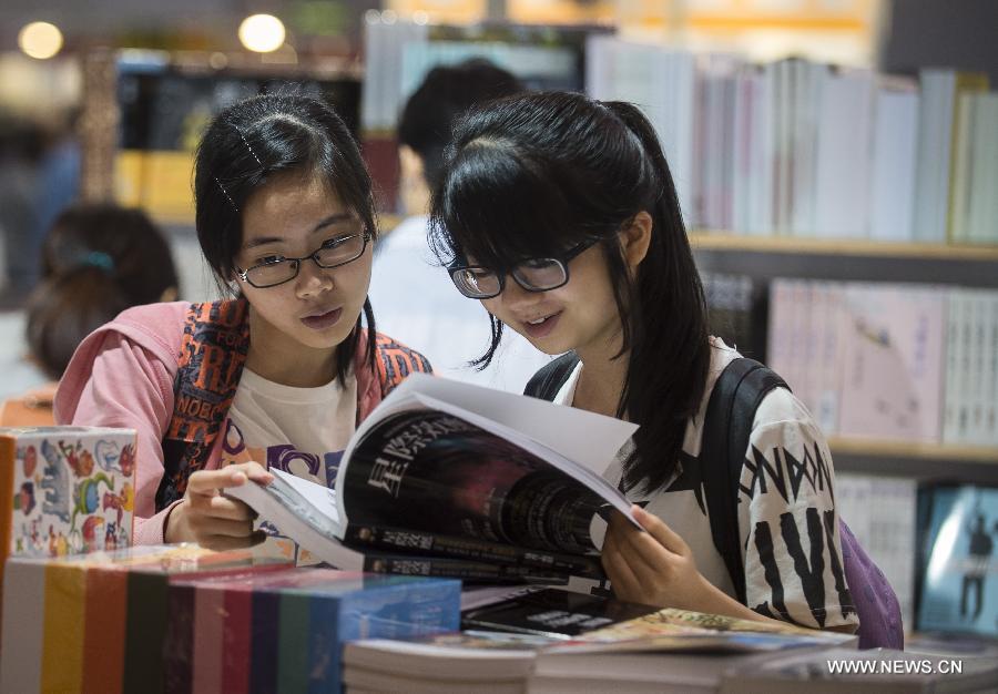 Citizens read books at the Hong Kong Book Fair in Hong Kong Convention and Exhibition Center in Hong Kong, south China, July 15, 2015. 