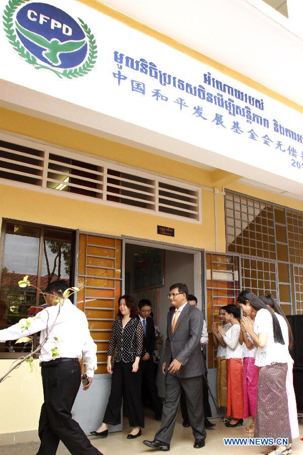 Cambodian Education Minister Hang Chuon Naron (C) visits a China-funded school building in Phnom Penh, Cambodia, July 16, 2015. 