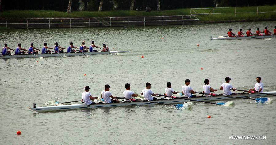 Participants compete during Huangpu River World Famous University Boat Race in Shanghai, east China, July 15, 2015. 